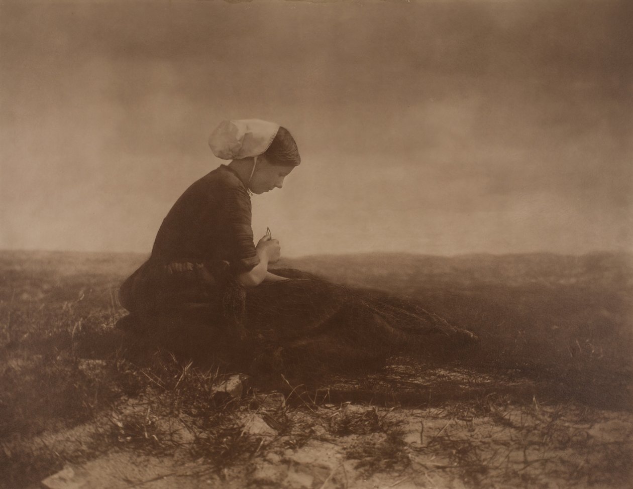 O Net Mender, 1894. de Alfred Stieglitz