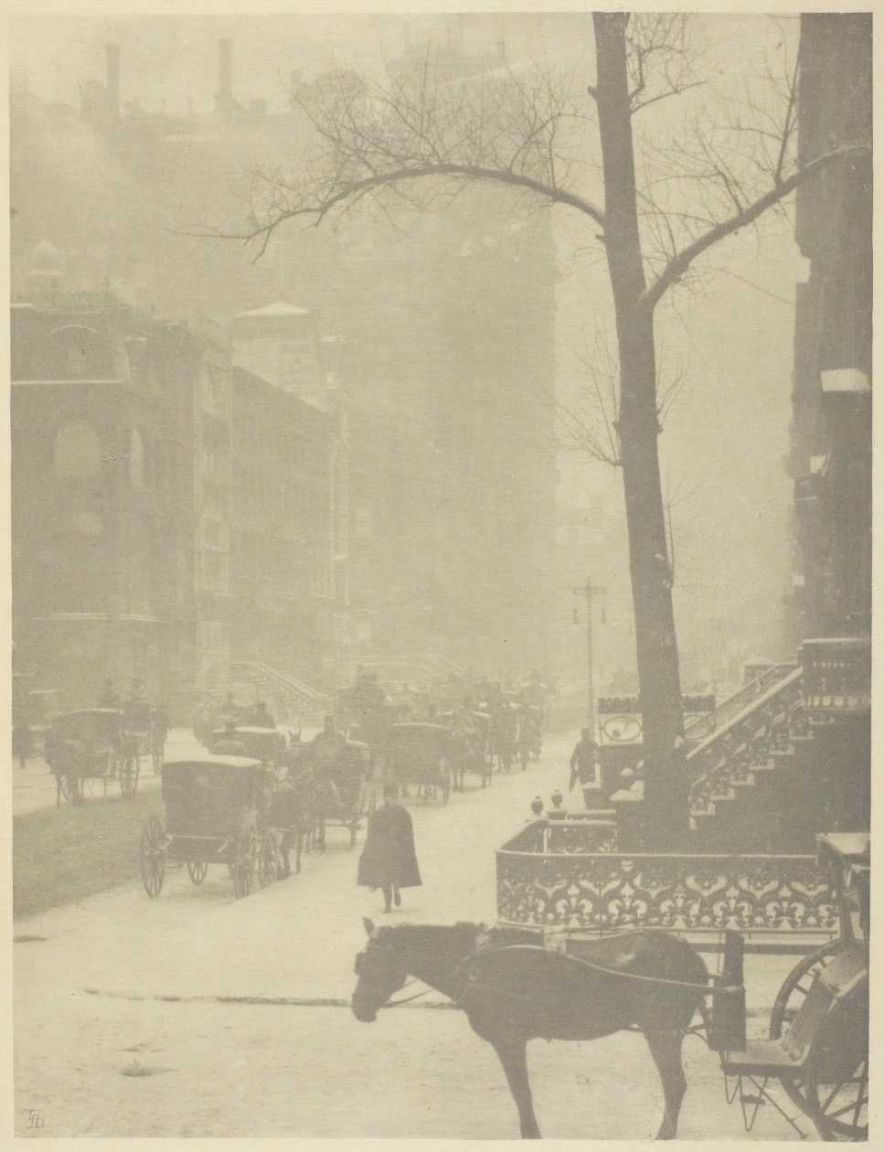 The Street, Fifth Avenue, 190001, impresso em 190304. de Alfred Stieglitz