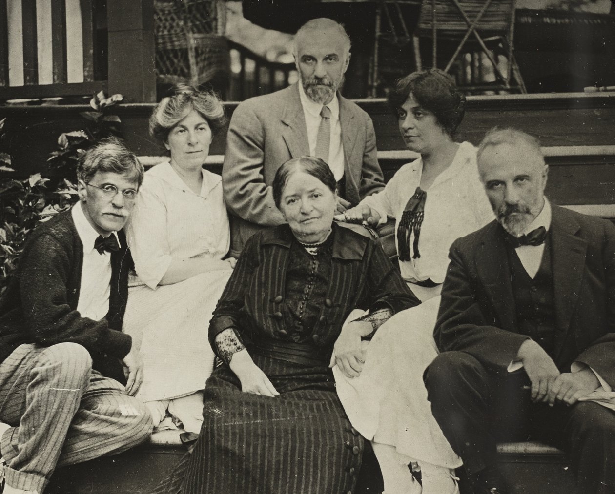 Sem título (Stieglitz, Agnes, mãe Hedwig, Julius, Selma e Lee nos degraus de Oaklawn) de Alfred Stieglitz