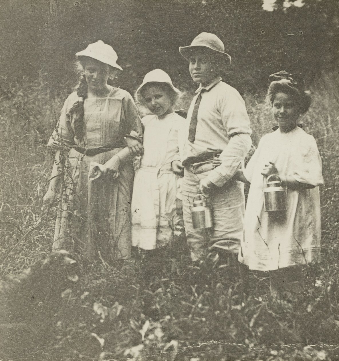 Sem título Flora, Elizabeth, Howard & Kitty no campo de Lake George, 190305. de Alfred Stieglitz