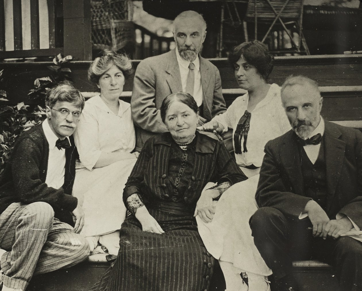 Sem título Stieglitz, Agnes, mãe Hedwig, Julius, Selma e Lee nos degraus de Oaklawn, 1910 ou 1912. de Alfred Stieglitz