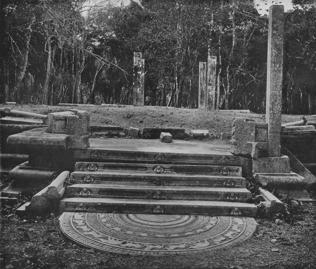 As cidades em ruínas de Anuradhapura. Pedra da lua e degraus, c1890, 1910 de Alfred William Amandus Plate