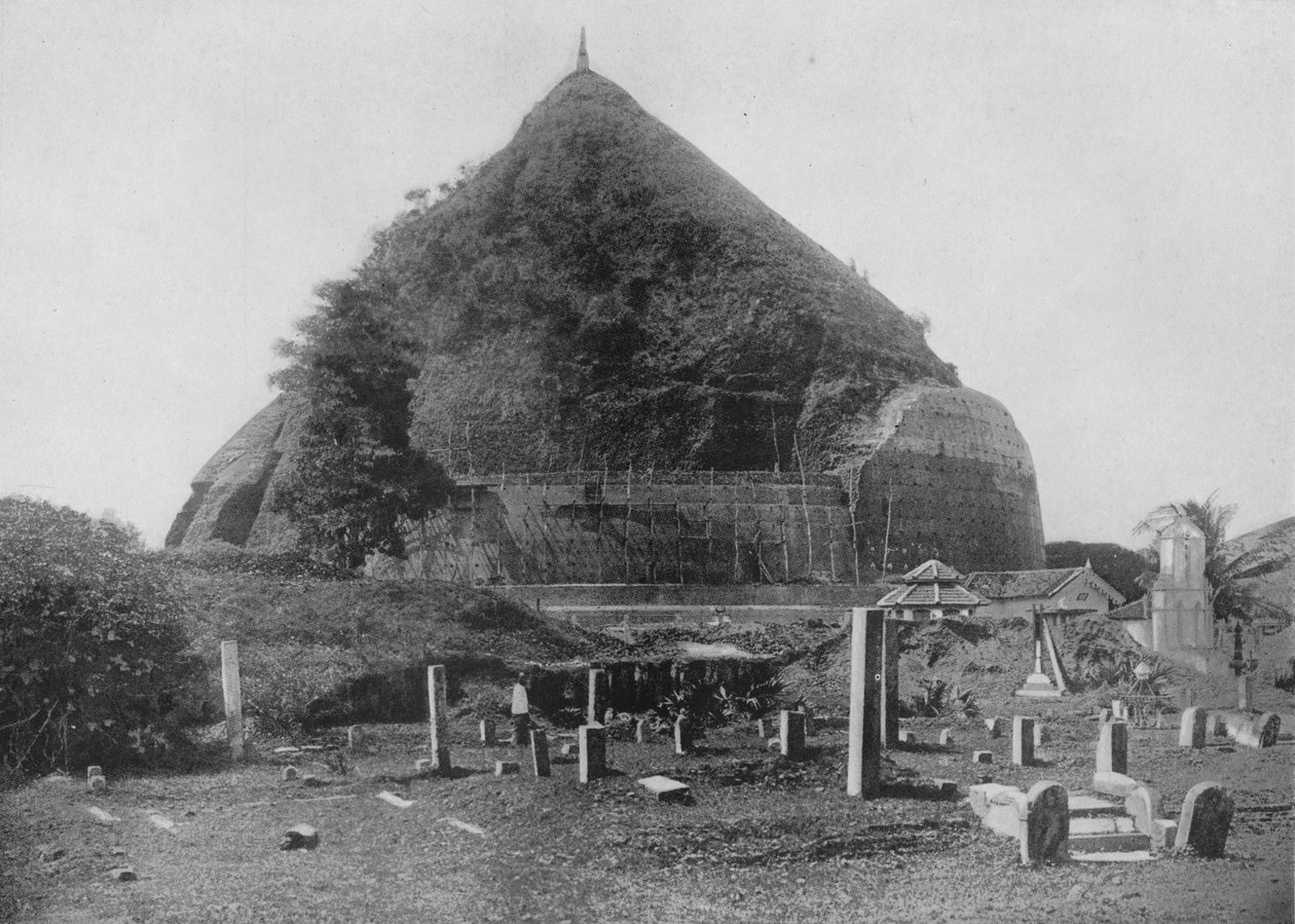 As cidades em ruínas de Anuradhapura. Ruanwella Dagoba, plataforma de elefante, c1890, 1910 de Alfred William Amandus Plate