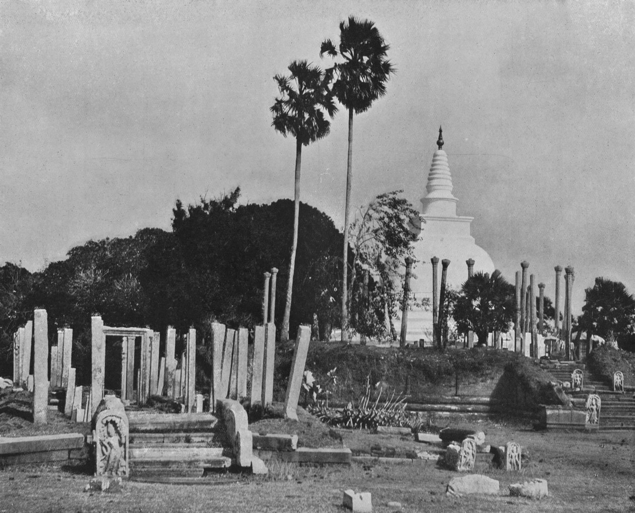As cidades em ruínas de Anuradhapura. Thuparama Dagoba, c1890, 1910 de Alfred William Amandus Plate
