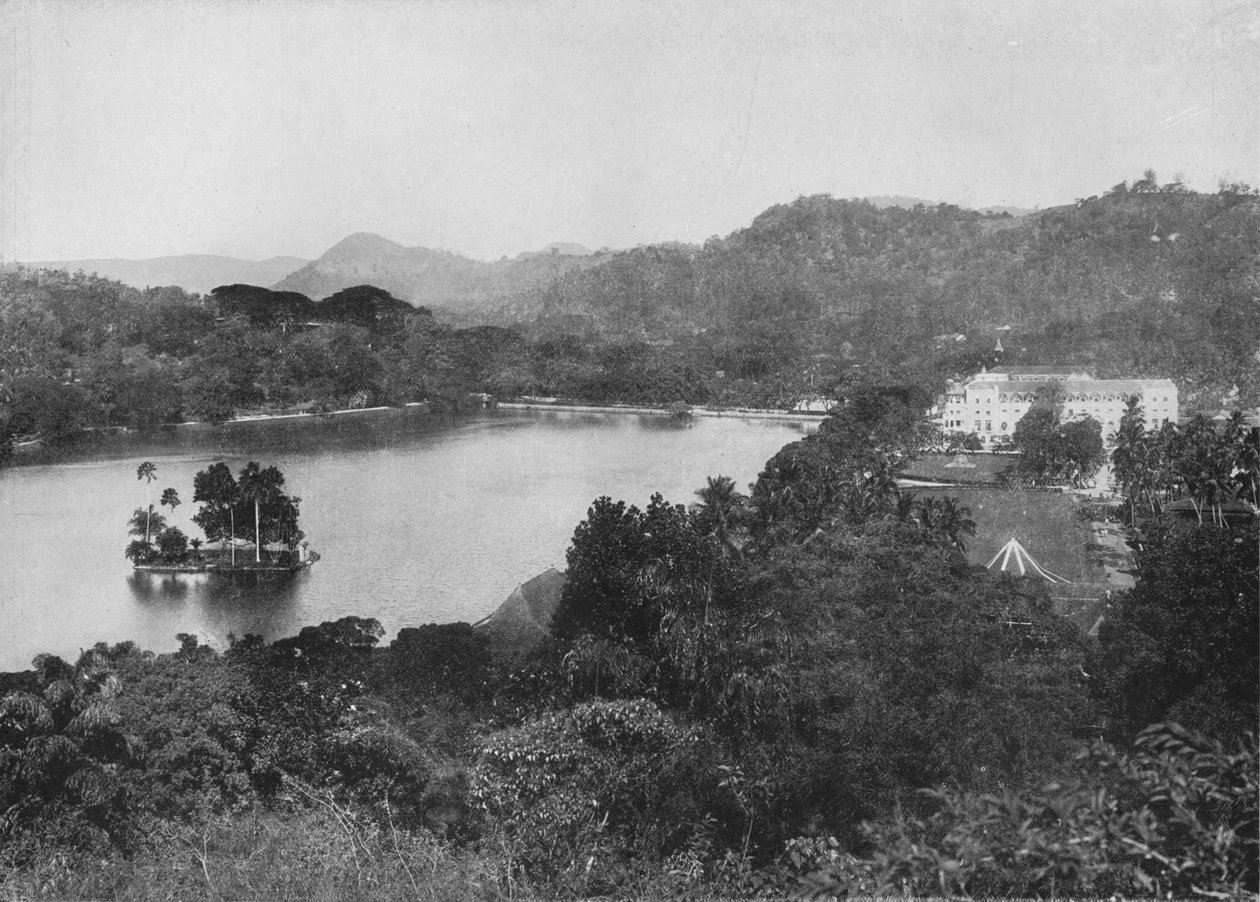 Vista do lago Kandy de Lady Hortons Drive, Kandy, c1890, 1910 de Alfred William Amandus Plate