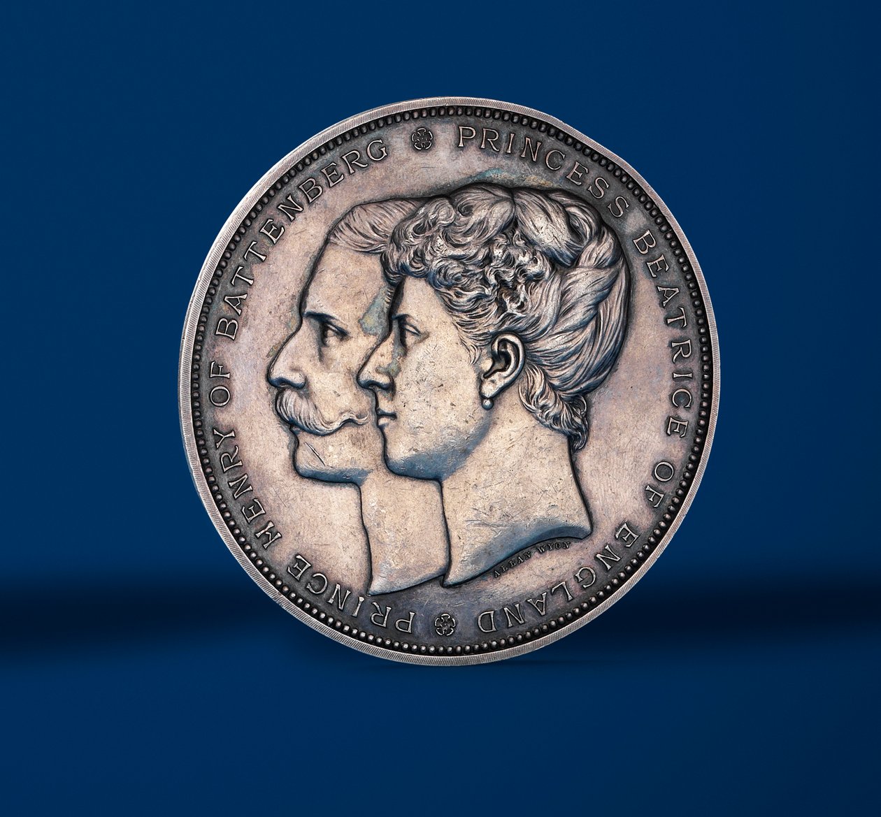 Medalha comemorativa do casamento da princesa Beatriz e do príncipe Henrique de Battenberg, 1885 (prata) (anverso de 419.675) de Alfred and Wyon, Joseph Shephard Wyon
