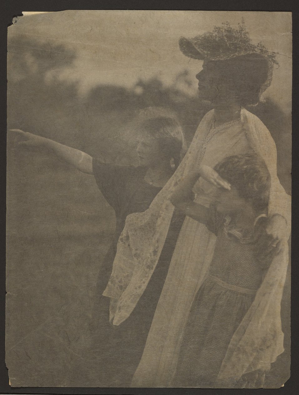 [Mulher e duas crianças]. de Alice Boughton