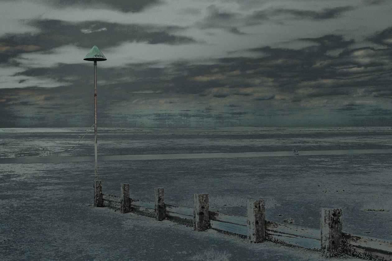 Beach Walk, Leigh-on-Sea, 2018 (fotografia repintada à mão) de Alice Gur-Arie