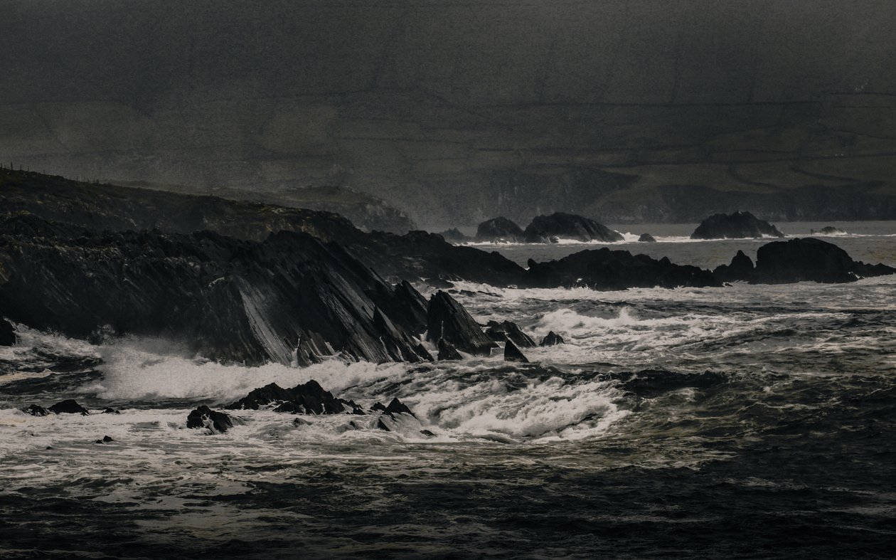 Penhascos perto de Inch, 2018 (fotografia repintada à mão) de Alice Gur-Arie