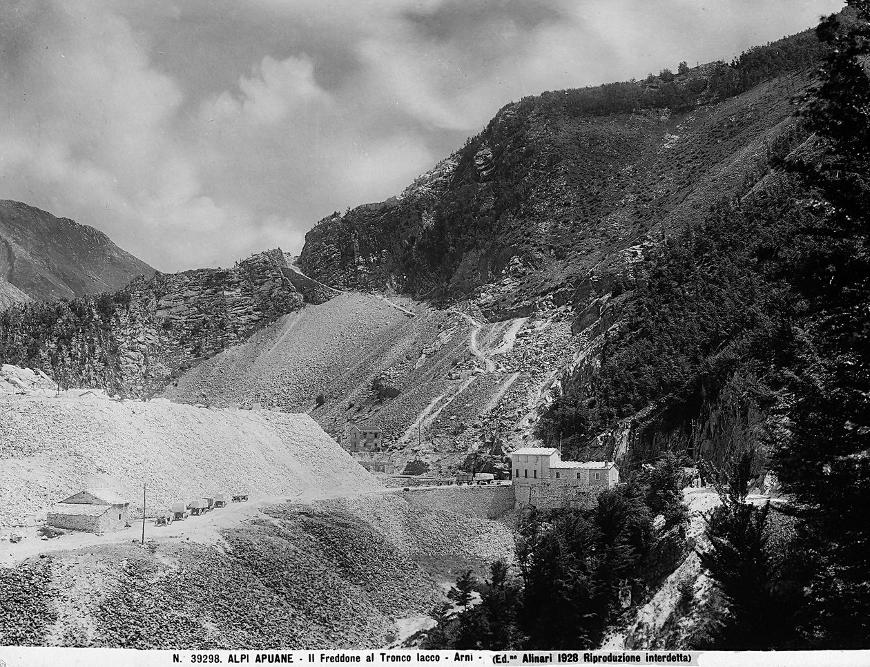 Monte Freddone no trecho Iacco nos Alpes Apuane em Arni (LU) com as pedreiras de mármore (foto a p/b) de Fratelli Alinari