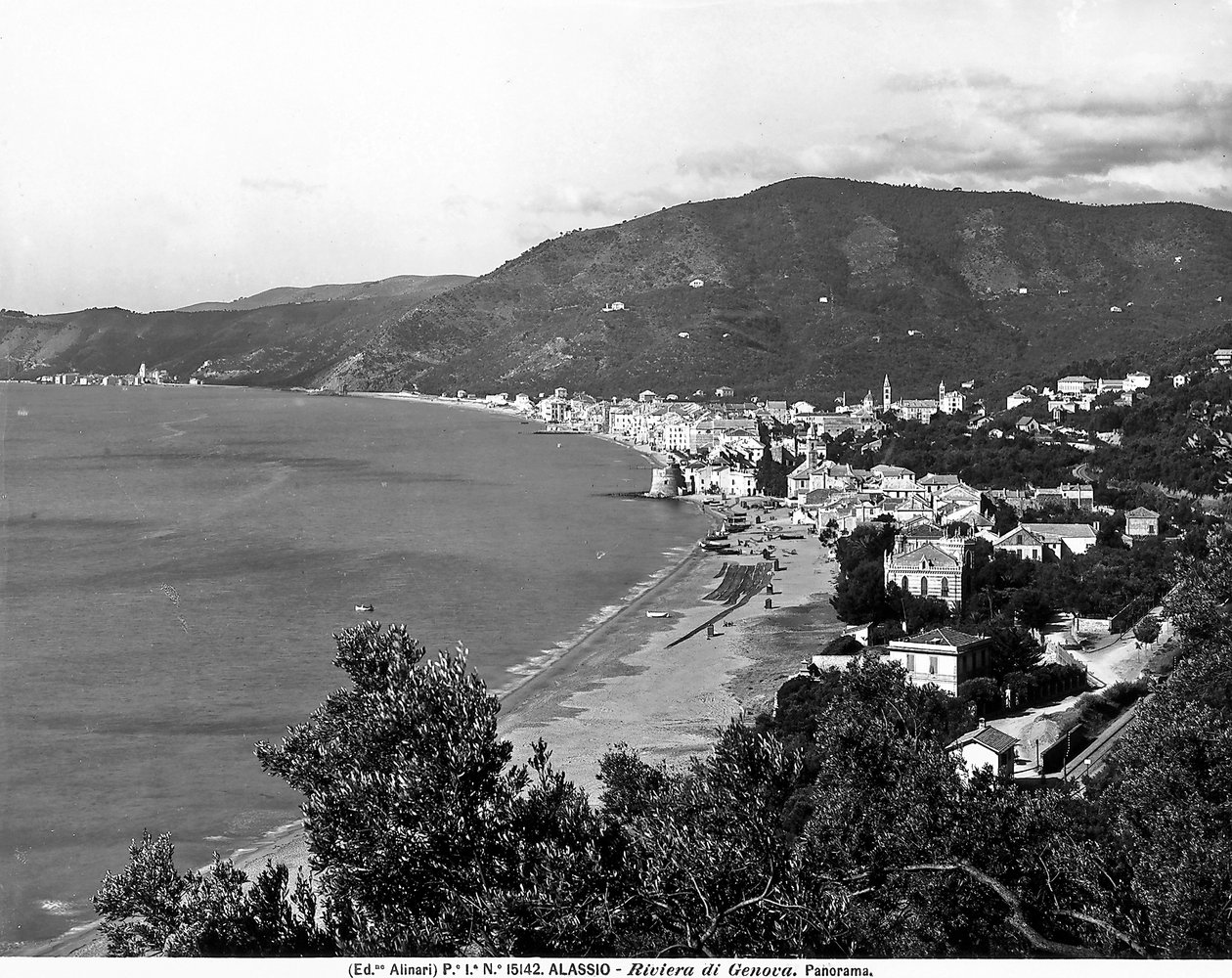Vista panorâmica da Cidade de Alassio, Província de Savona, c.1915-20 (foto a p/b) de Fratelli Alinari