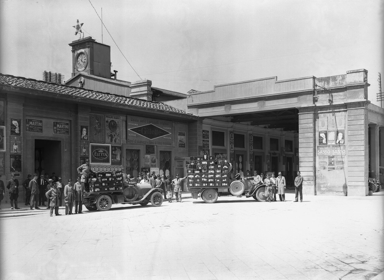 Portadores em frente à estação, desenhados por Enrico Maria Antonia Present (no local onde se encontra a nova estação ferroviária de Santa Maria Novella), Florença (foto a p/b) de Fratelli Alinari