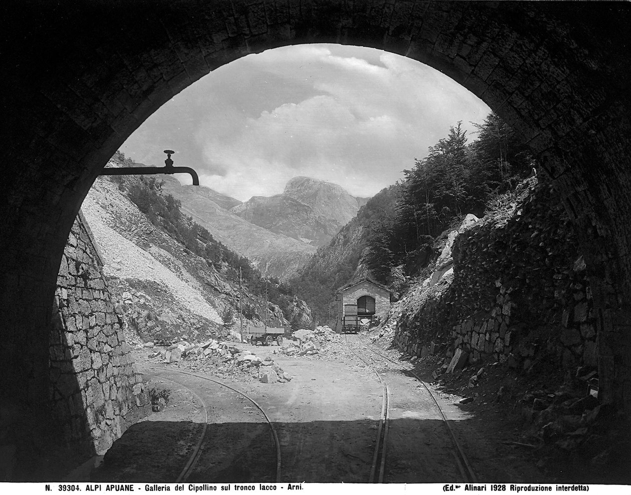 O túnel do Cipollaio no troço ferroviário Arni-Iacco nos Alpes Apuane, na província de Lucca (foto a p/b) de Fratelli Alinari