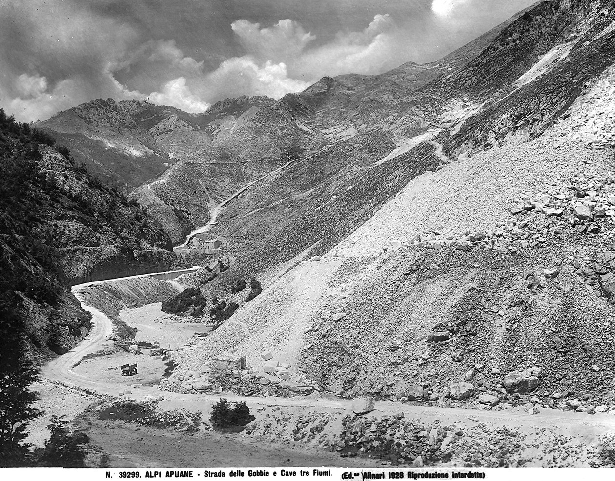 Vista da estrada de Gobbie com as pedreiras de mármore na localidade de Tre Fiumi nos Alpes Apuane em Garfagnana (LU) (foto a p/b) de Fratelli Alinari