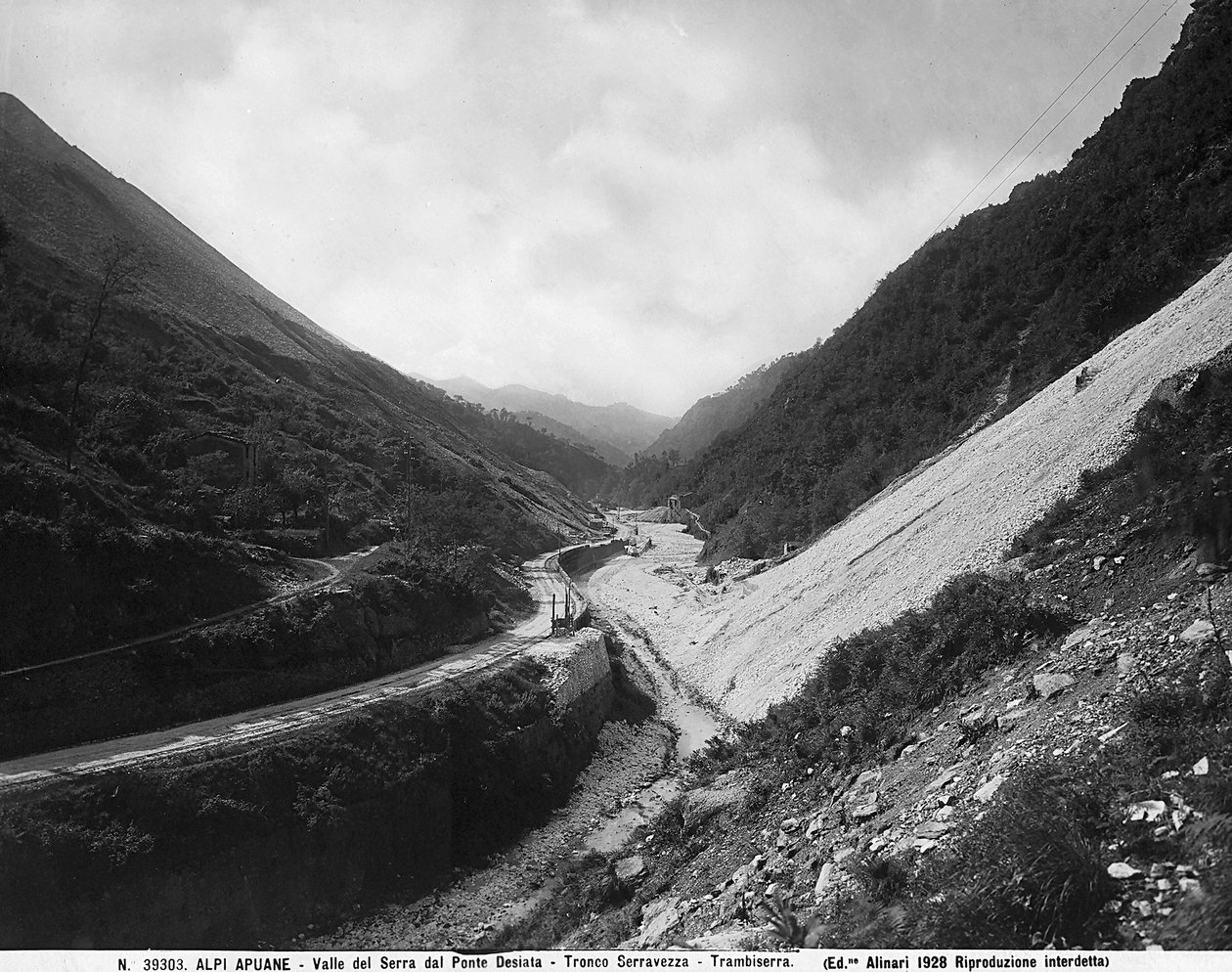 Vista do Valle del Serra da Ponte Desiata com as pedreiras de mármore ao longo do troço Seravezza-Trambiserra, nos Alpes Apuanos (foto a p/b) de Fratelli Alinari