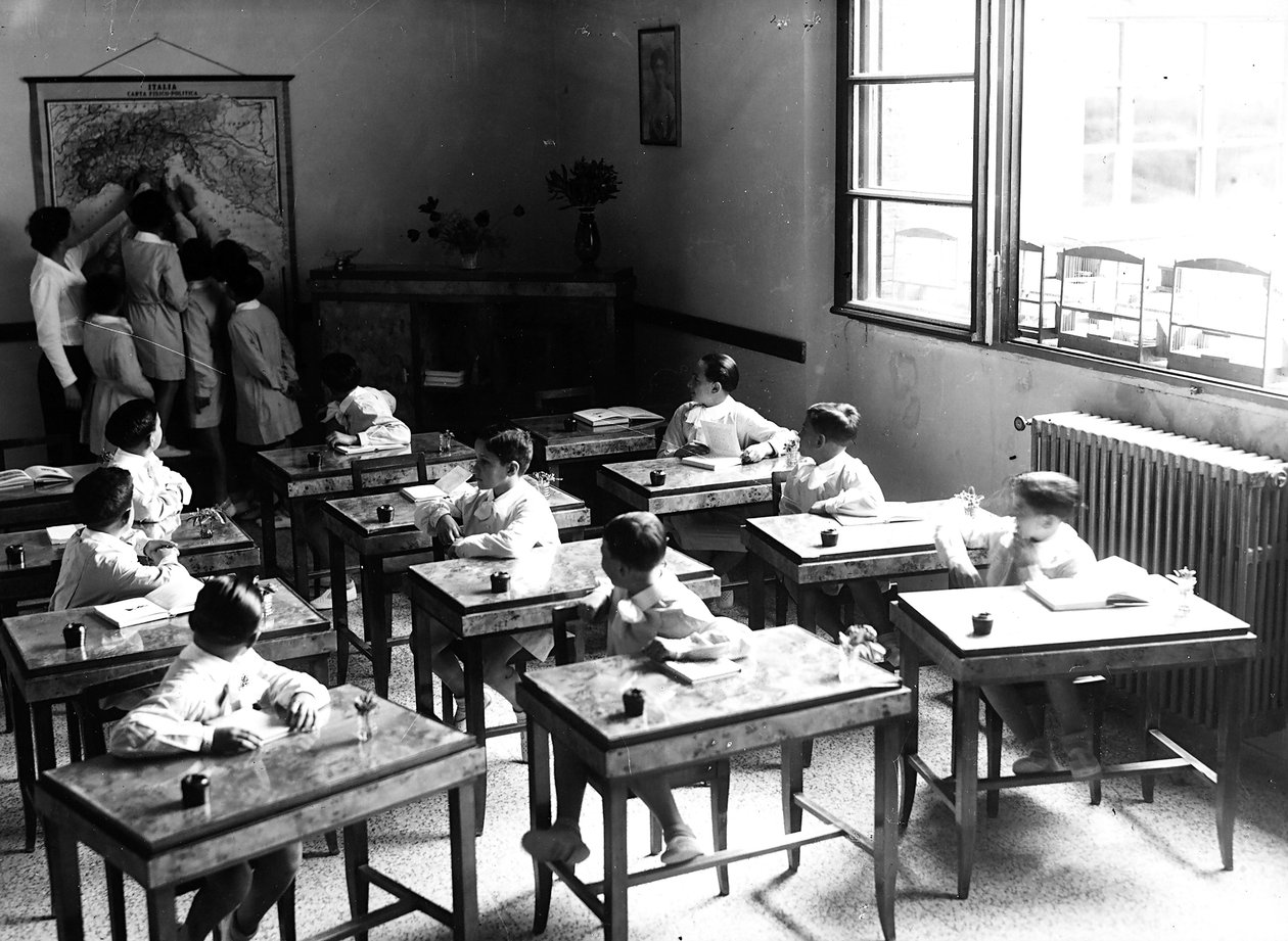 Villa Rosa Maltoni Mussolini: meninos numa sala de aula (foto a p/b) de Fratelli Alinari