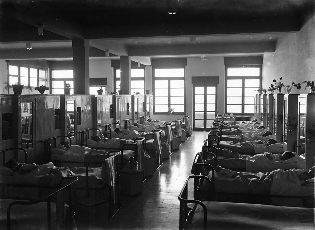 Villa Rosa Maltoni Mussolini: crianças nas suas camas (foto a p/b) de Fratelli Alinari