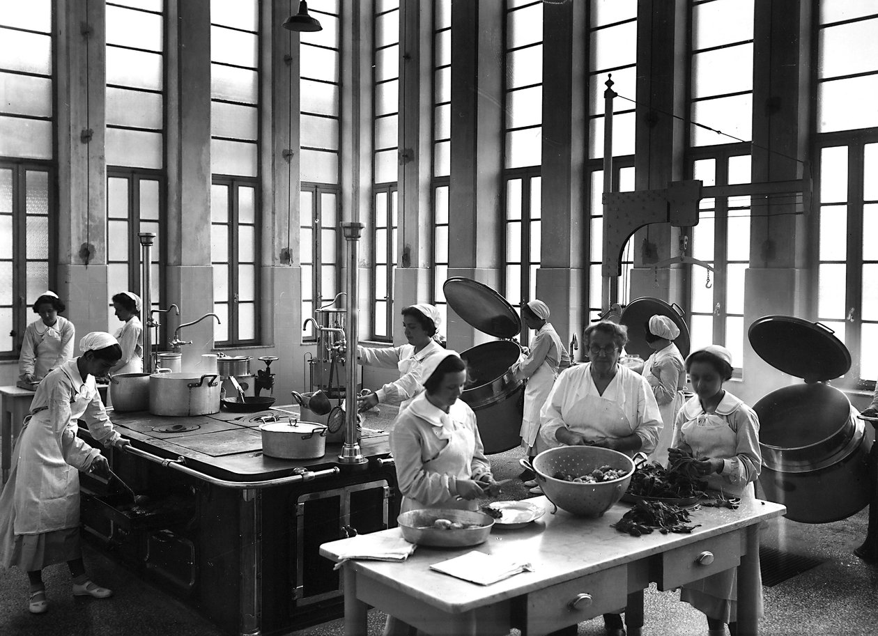 Villa Rosa Maltoni Mussolini: cozinheiros preparando refeições (foto a p/b) de Fratelli Alinari