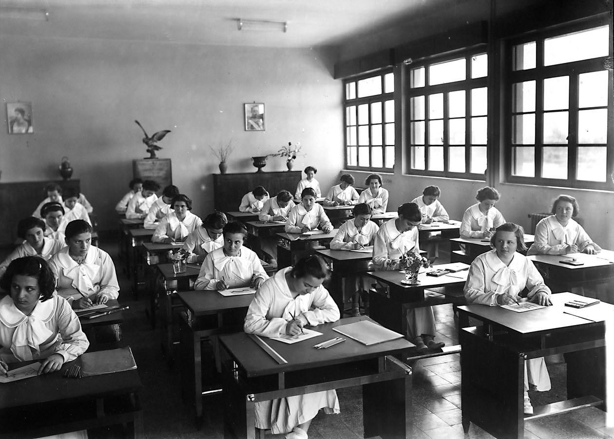 Villa Rosa Maltoni Mussolini: alunas durante uma aula de desenho (foto a p/b) de Fratelli Alinari