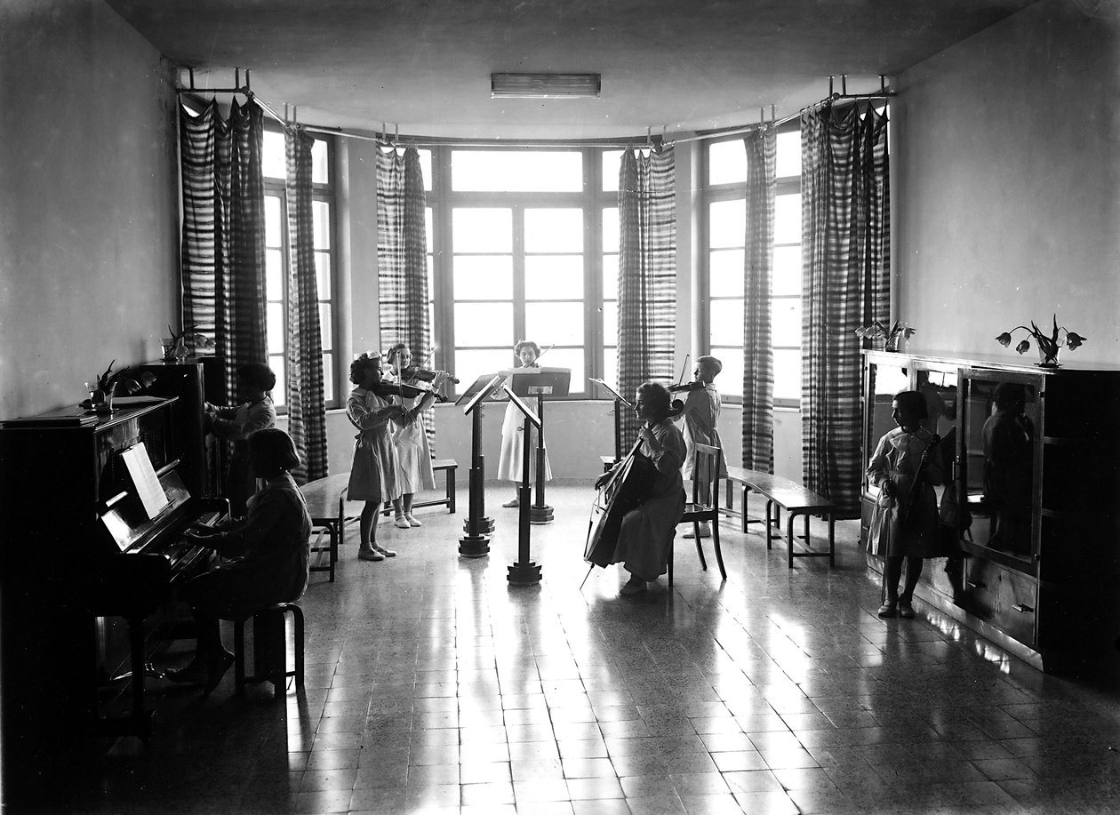 Villa Rosa Maltoni Mussolini: alunas durante uma aula de música (foto a p/b) de Fratelli Alinari