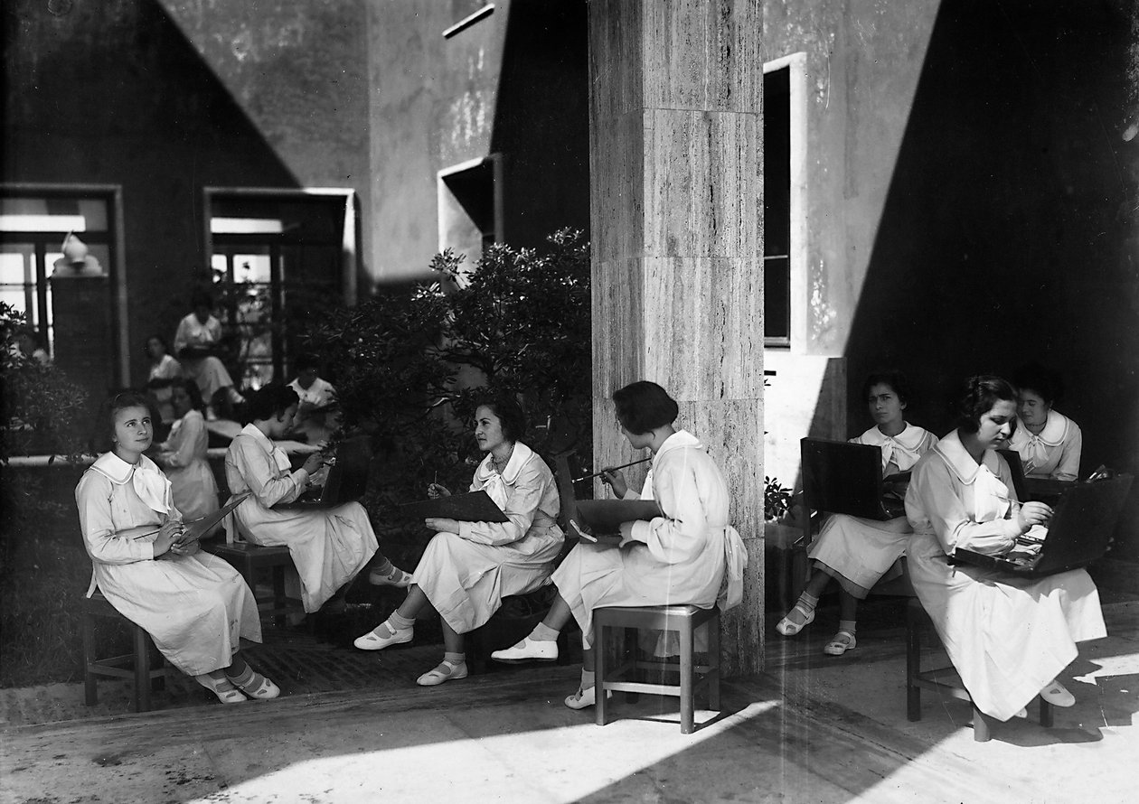 Villa Rosa Maltoni Mussolini: alunas durante uma aula de pintura (foto a p/b) de Fratelli Alinari