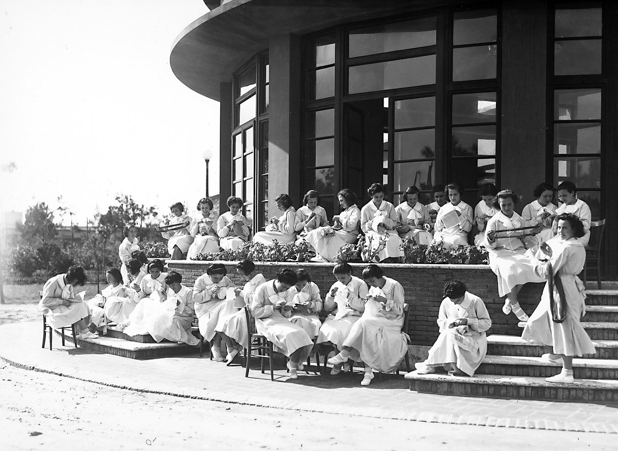 Villa Rosa Maltoni Mussolini: alunas durante uma aula de costura, ao ar livre (foto a p/b) de Fratelli Alinari