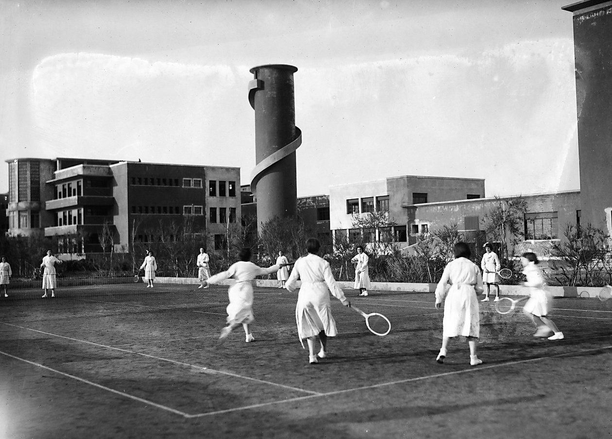 Villa Rosa Maltoni Mussolini: alunas durante uma partida de tênis (foto a p/b) de Fratelli Alinari