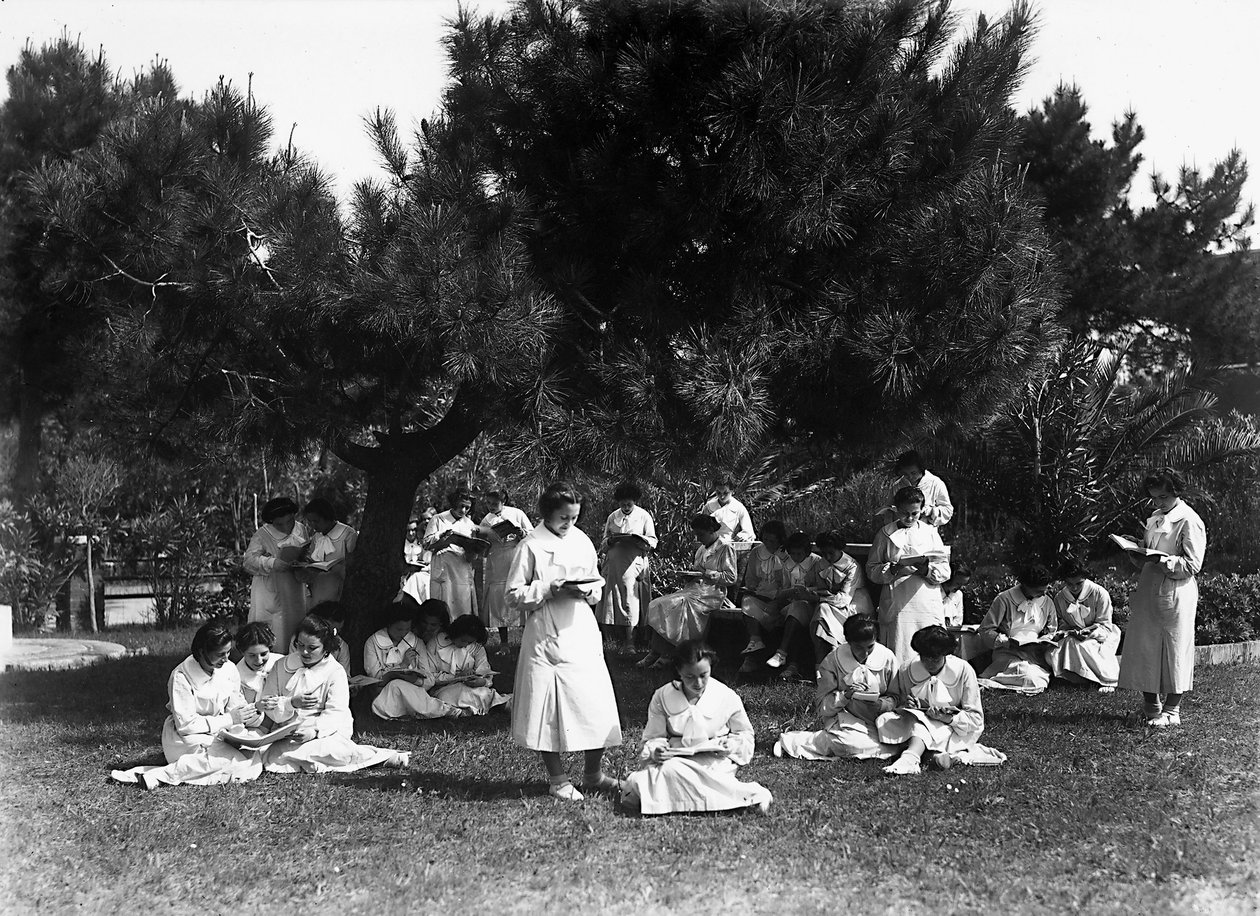 Villa Rosa Maltoni Mussolini: alunas durante uma aula ao ar livre (foto a p/b) de Fratelli Alinari