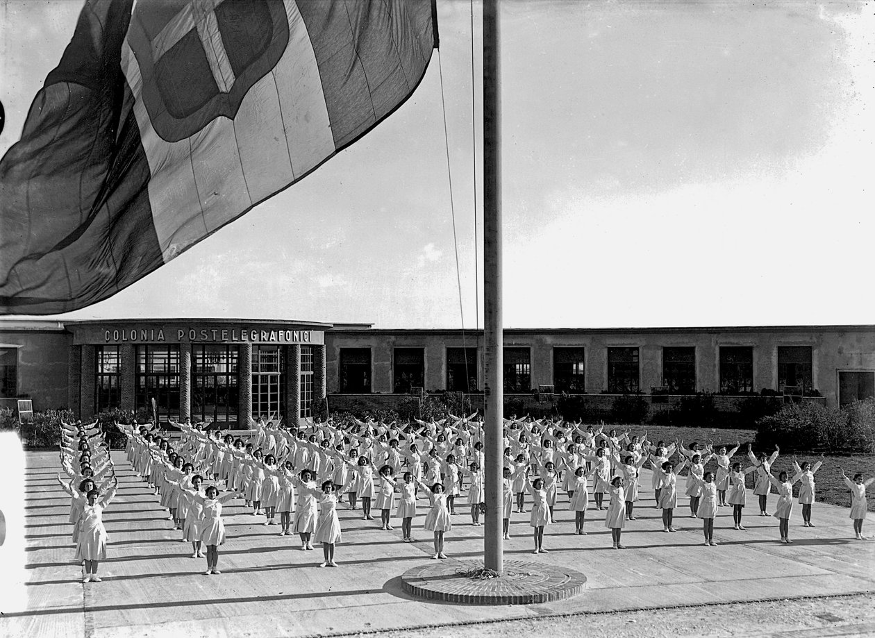 Villa Rosa Maltoni Mussolini: alunas exercitando (foto a p/b) de Fratelli Alinari