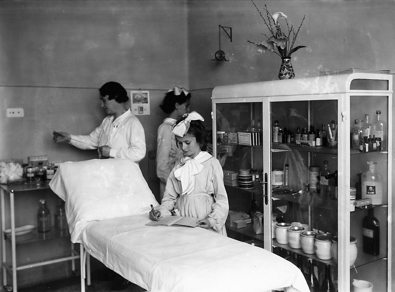 Villa Rosa Maltoni Mussolini: estudantes do sexo feminino na enfermaria (foto a p/b) de Fratelli Alinari