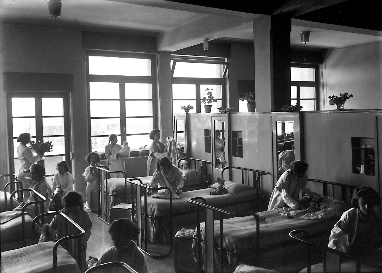 Villa Rosa Maltoni Mussolini: estudantes femininas arrumando seus quartos (foto a p/b) de Fratelli Alinari