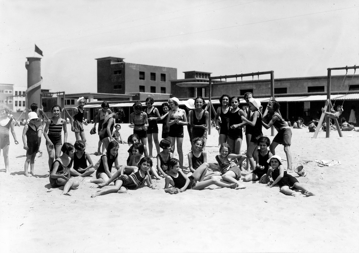 Villa Rosa Maltoni Mussolini: estudantes do acampamento de verão, durante a recreação, na praia (foto a p/b) de Fratelli Alinari