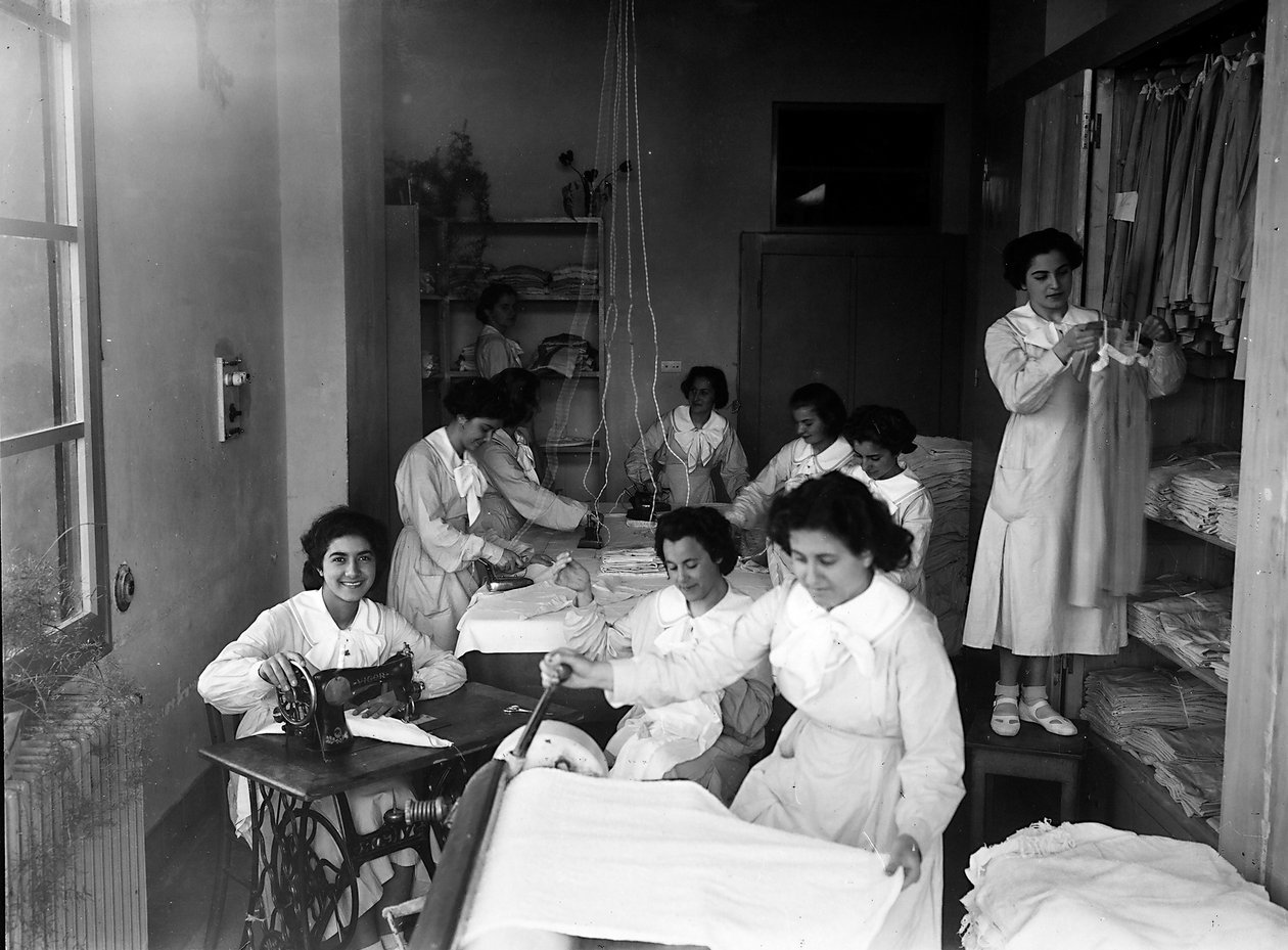 Villa Rosa Maltoni Mussolini: meninas passando a ferro e preparando a roupa (foto a p/b) de Fratelli Alinari