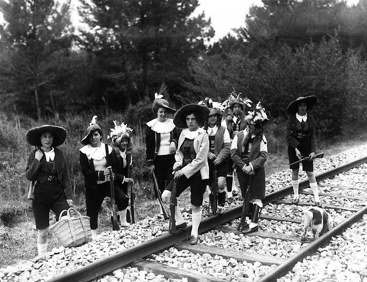 Villa Rosa Maltoni Mussolini: grupo de adolescentes posando nos trilhos do trem, vestindo trajes tradicionais friulanos (foto a p/b) de Fratelli Alinari