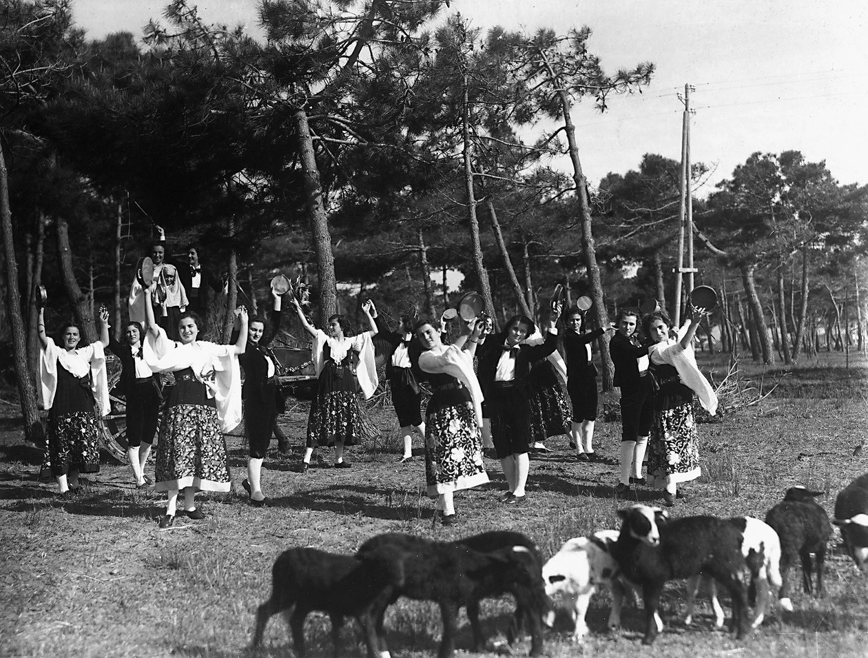 Villa Rosa Maltoni Mussolini: grupo de adolescentes vestindo trajes tradicionais napolitanos (foto a p/b) de Fratelli Alinari