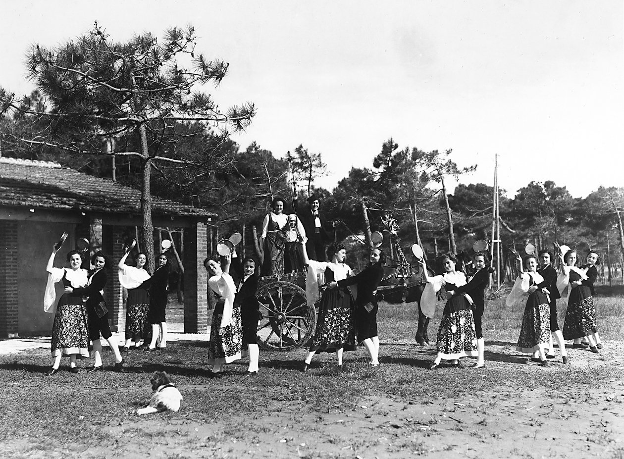 Villa Rosa Maltoni Mussolini: grupo de adolescentes vestindo trajes tradicionais sicilianos (foto a p/b) de Fratelli Alinari