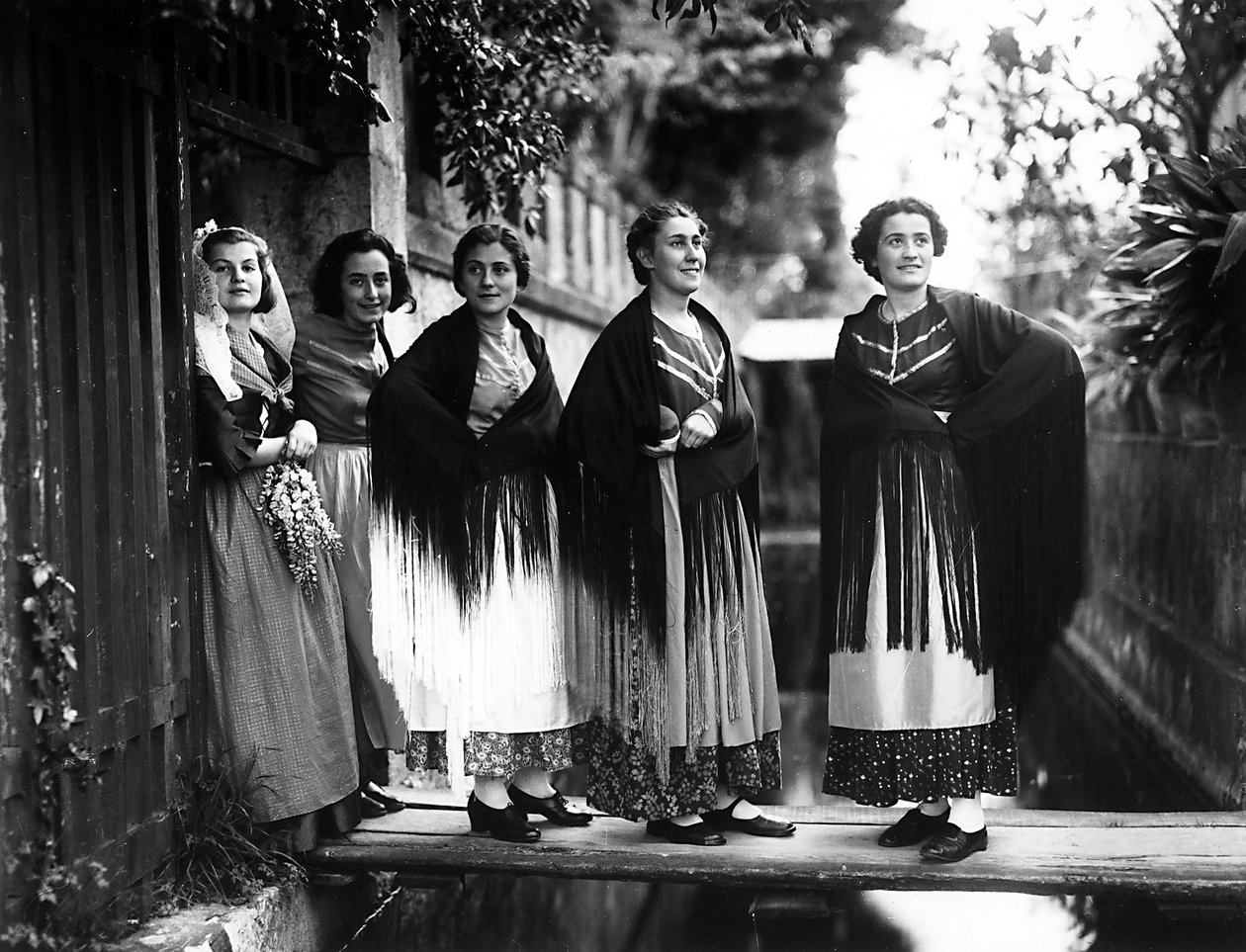 Villa Rosa Maltoni Mussolini: grupo de adolescentes vestindo trajes tradicionais venezianos (foto a p/b) de Fratelli Alinari