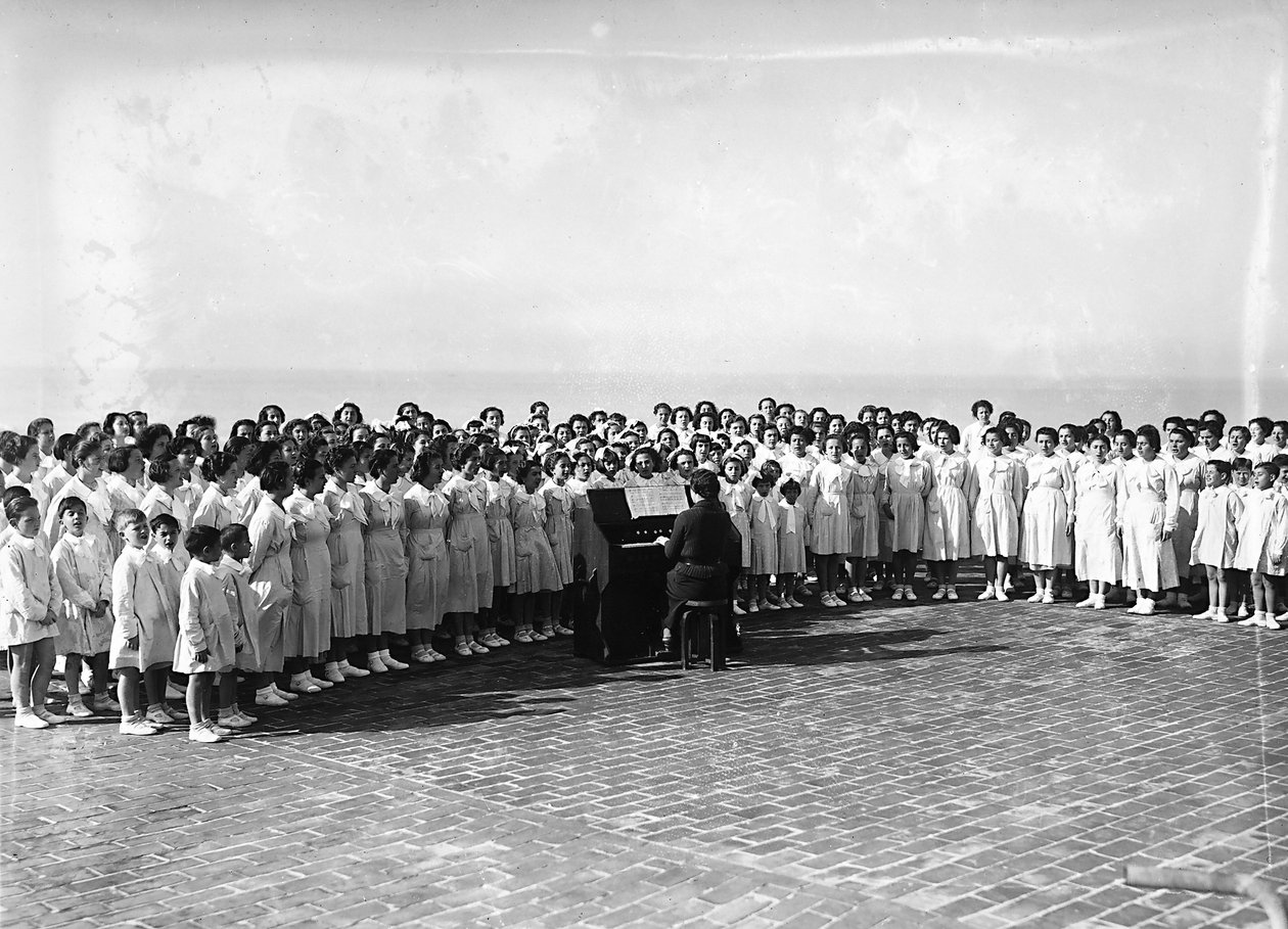 Villa Rosa Maltoni Mussolini: grupo de meninas praticando uma canção (foto a p/b) de Fratelli Alinari