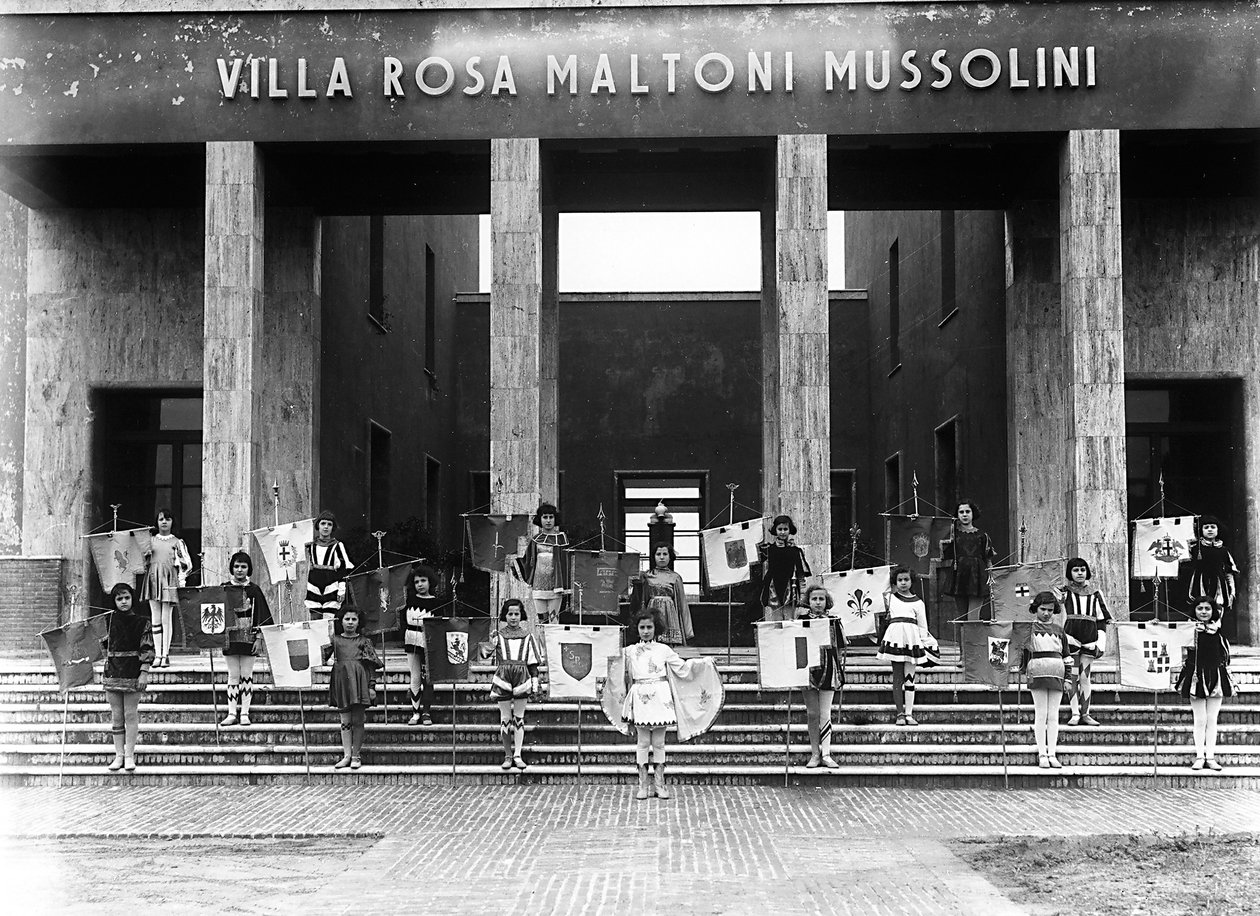 Villa Rosa Maltoni Mussolini: grupo de moças vestidas de page boys (foto a p/b) de Fratelli Alinari