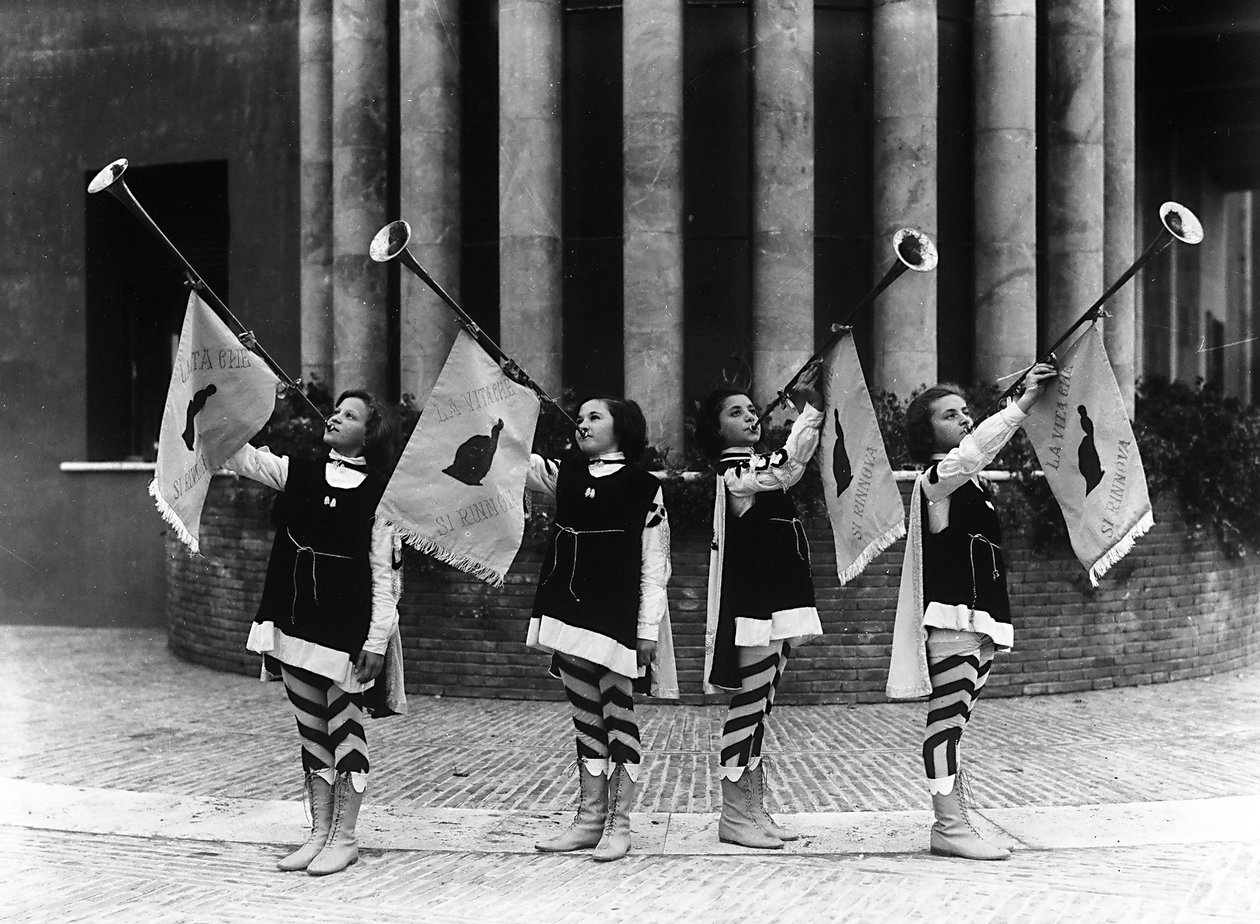 Villa Rosa Maltoni Mussolini: grupo de moças vestidas de page boys (foto a p/b) de Fratelli Alinari