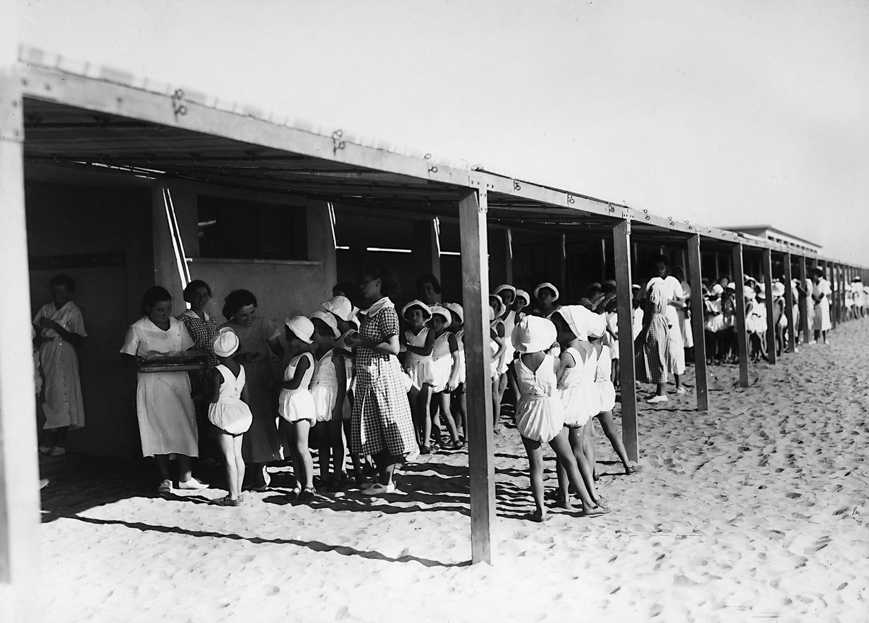 Villa Rosa Maltoni Mussolini: distribuição de refeições na praia (foto a p/b) de Fratelli Alinari
