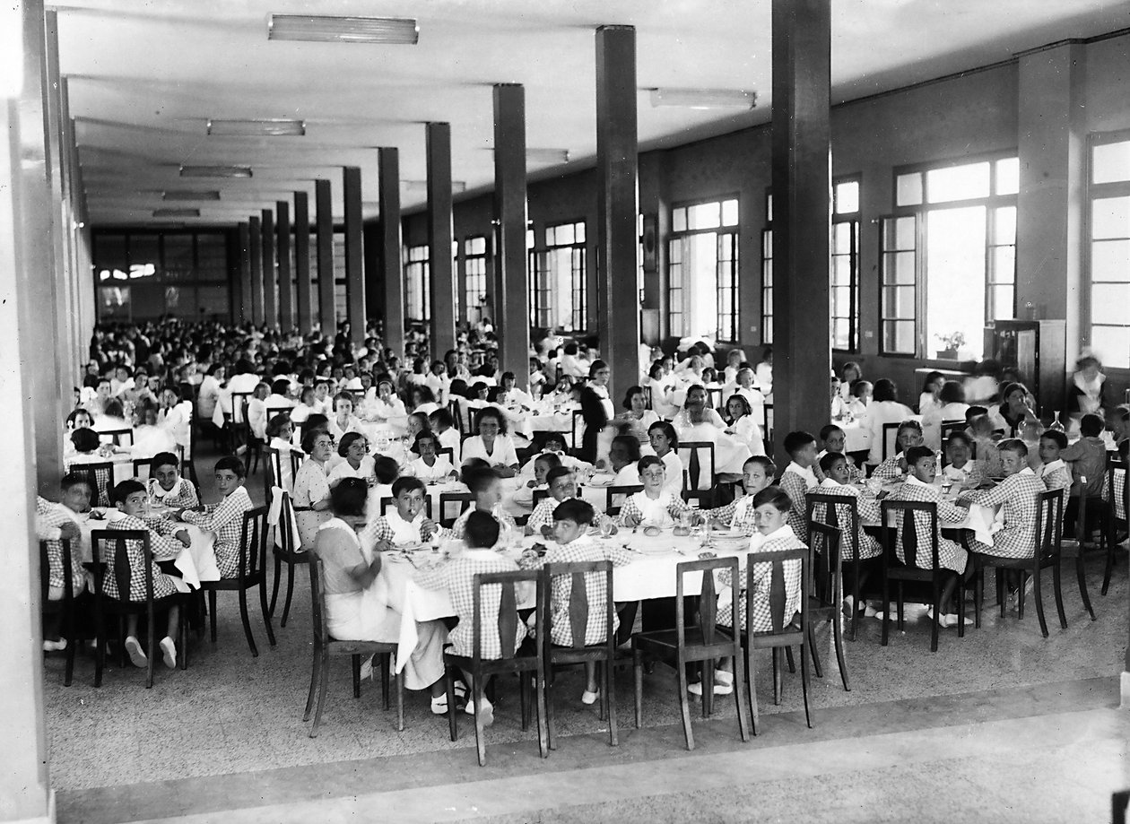 Villa Rosa Maltoni Mussolini: hora da refeição no refeitório (foto a p/b) de Fratelli Alinari