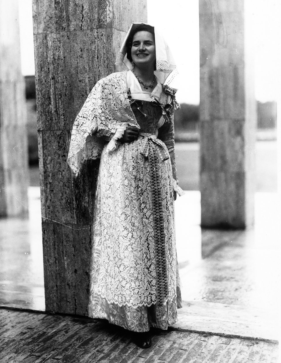 Villa Rosa Maltoni Mussolini: retrato de um adolescente vestindo um traje calabresa tradicional (foto a p/b) de Fratelli Alinari