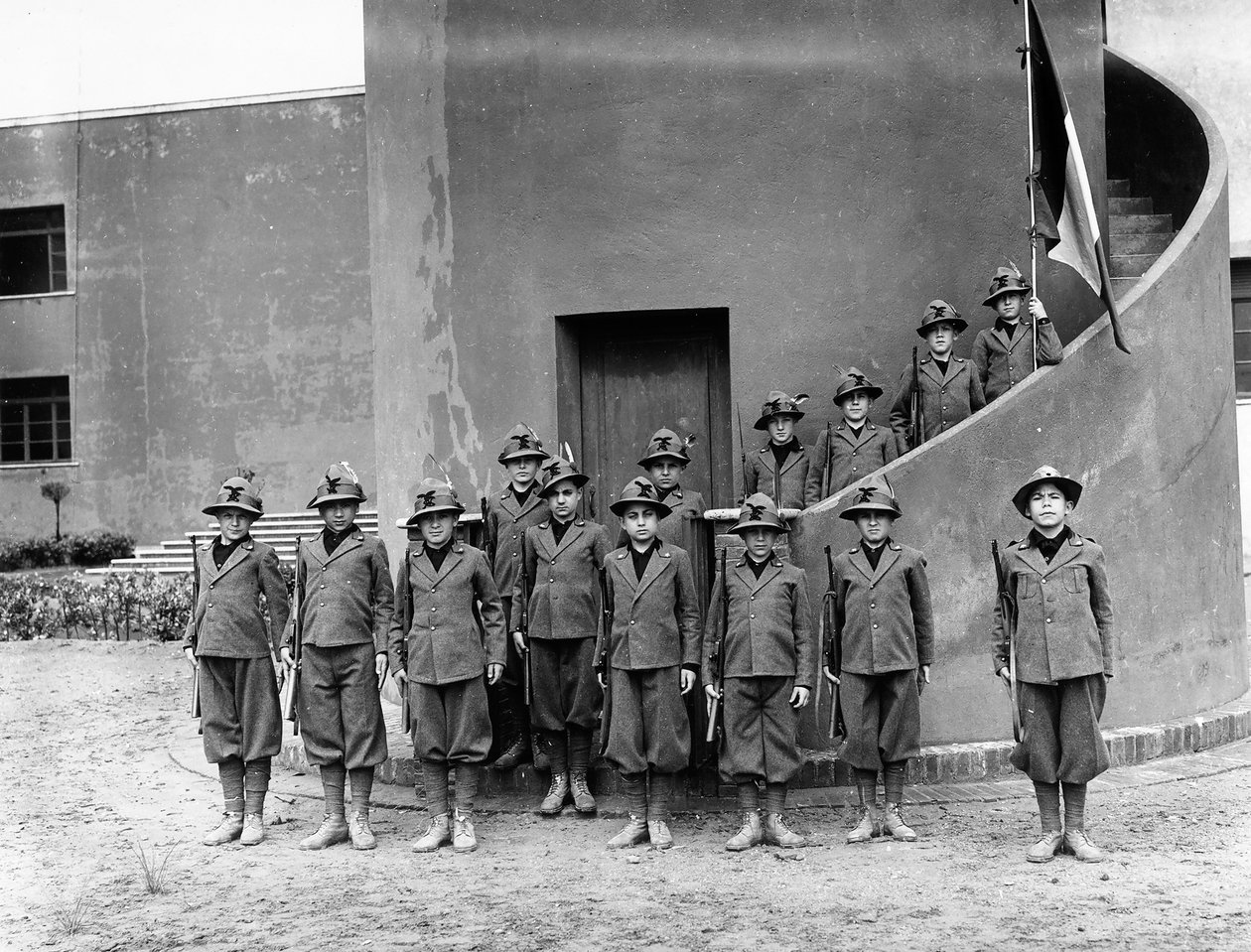 Villa Rosa Maltoni Mussolini: retrato de crianças usando uniformes militares friulanos (foto a p/b) de Fratelli Alinari