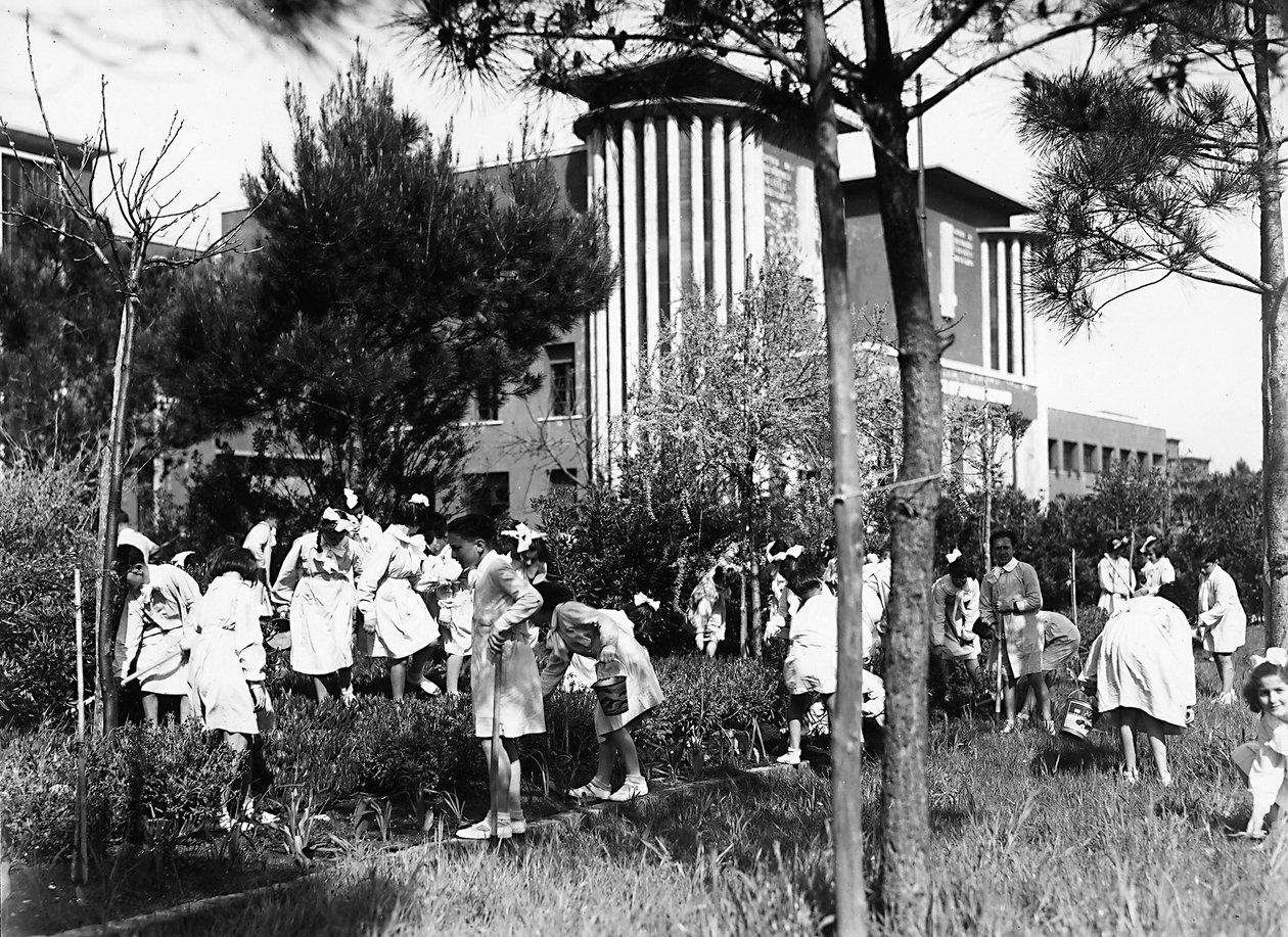 Villa Rosa Maltoni Mussolini: estudantes fora do instituto, trabalhando na horta (foto a p/b) de Fratelli Alinari