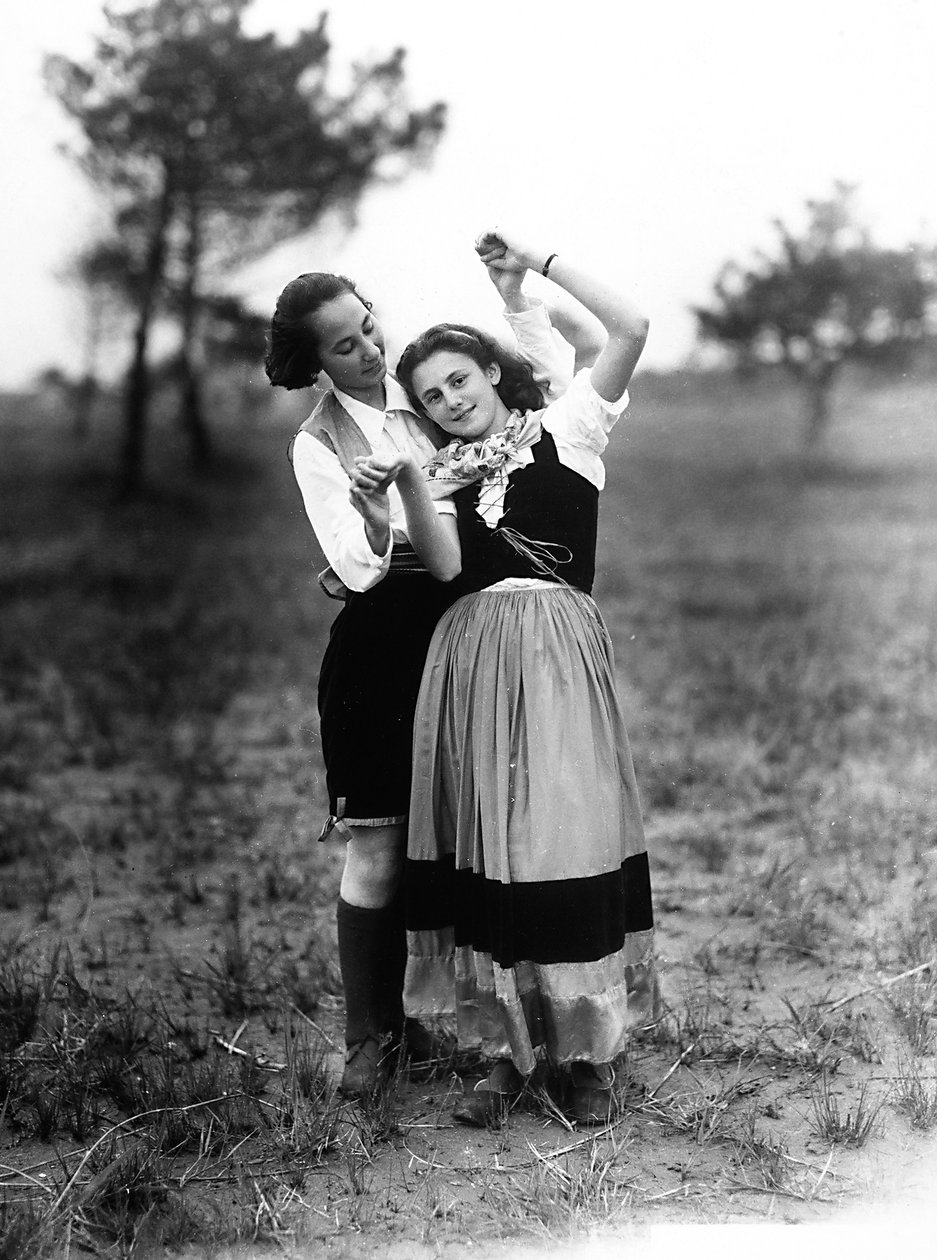 Villa Rosa Maltoni Mussolini: dois adolescentes vestindo trajes tradicionais friulanos (foto a p/b) de Fratelli Alinari