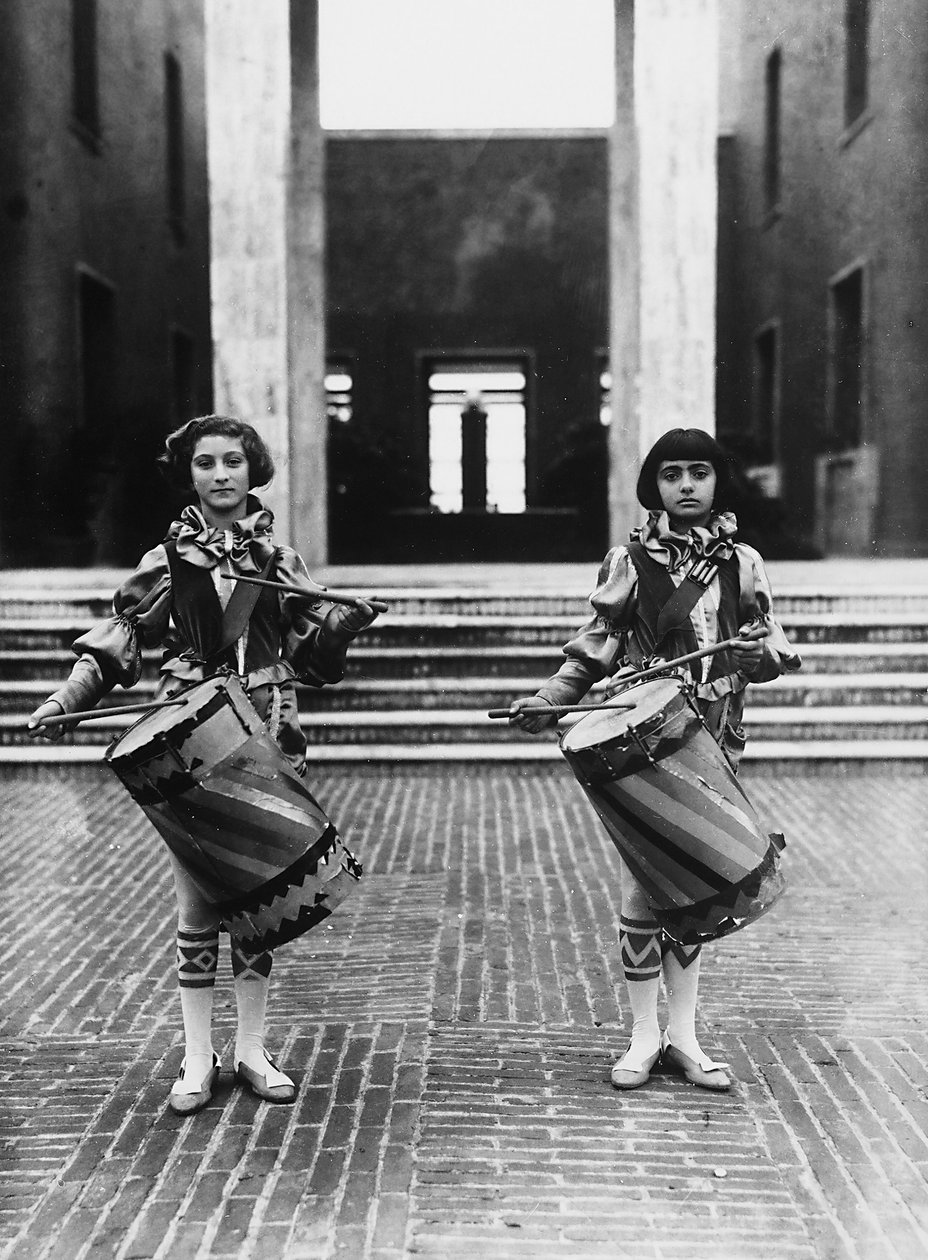 Villa Rosa Maltoni Mussolini: duas jovens raparigas vestidas de page boys (foto a p/b) de Fratelli Alinari