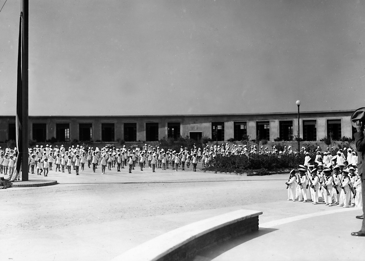 Villa Rosa Maltoni Mussolini: formação de jovens estudantes (foto a p/b) de Fratelli Alinari