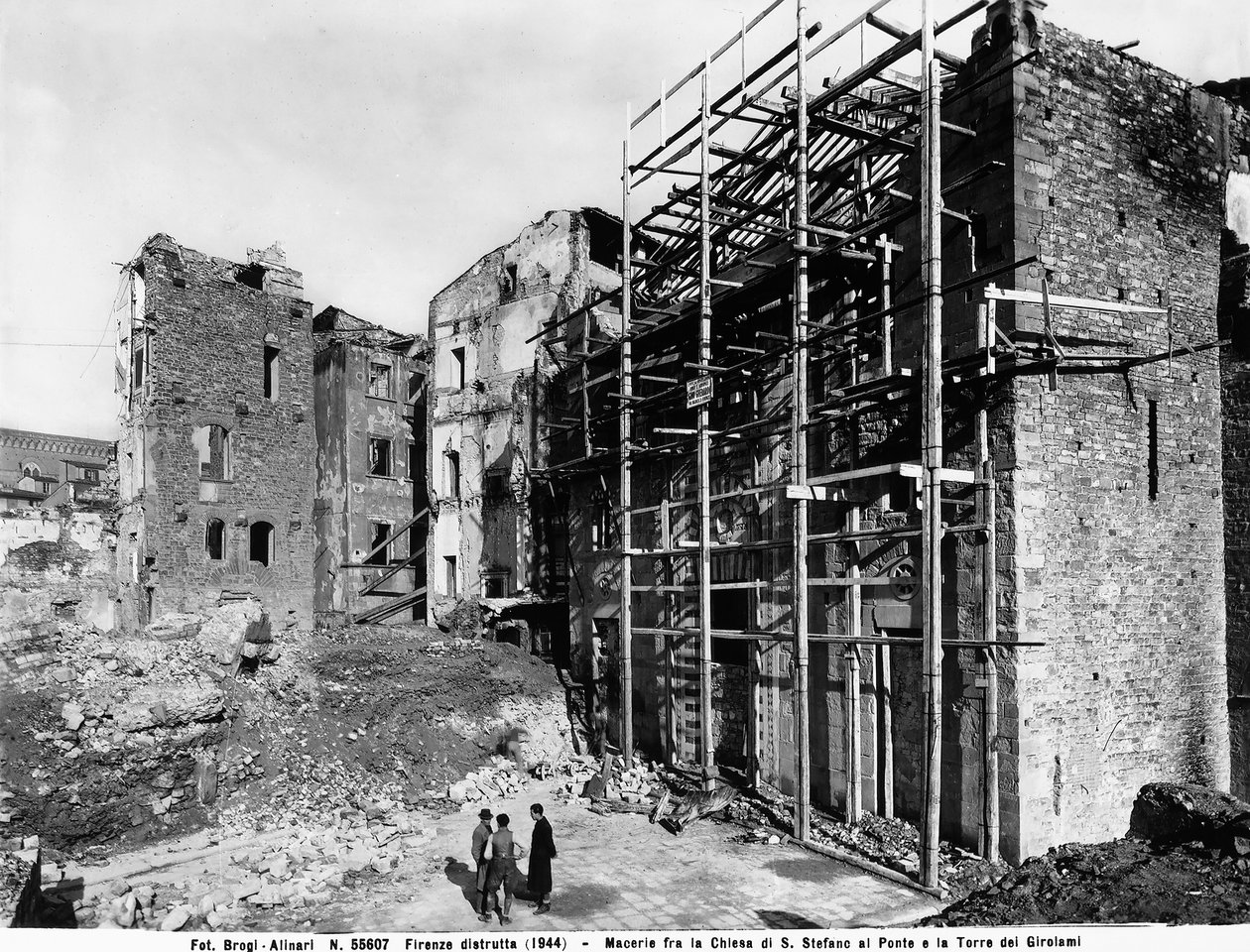 Segunda Guerra Mundial: Danos causados pelo bombardeio entre a Igreja de Santo Stefano al Ponte e a Torre Girolami causado pelo bombardeio, em Florença. Esta fotografia fazia anteriormente parte da Colecção Brogi, mas agora pertence à Colecção Alinari (fot de Fratelli Alinari