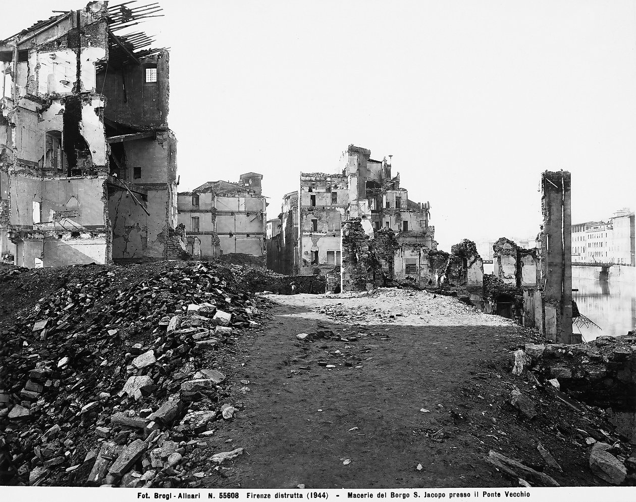 Segunda Guerra Mundial: Danos causados pelo atentado em Borgo San Jacopo, na Ponte Vecchio, em Florença. Esta fotografia fazia anteriormente parte da Colecção Brogi, mas agora pertence à Colecção Alinari (foto a p/b) de Fratelli Alinari